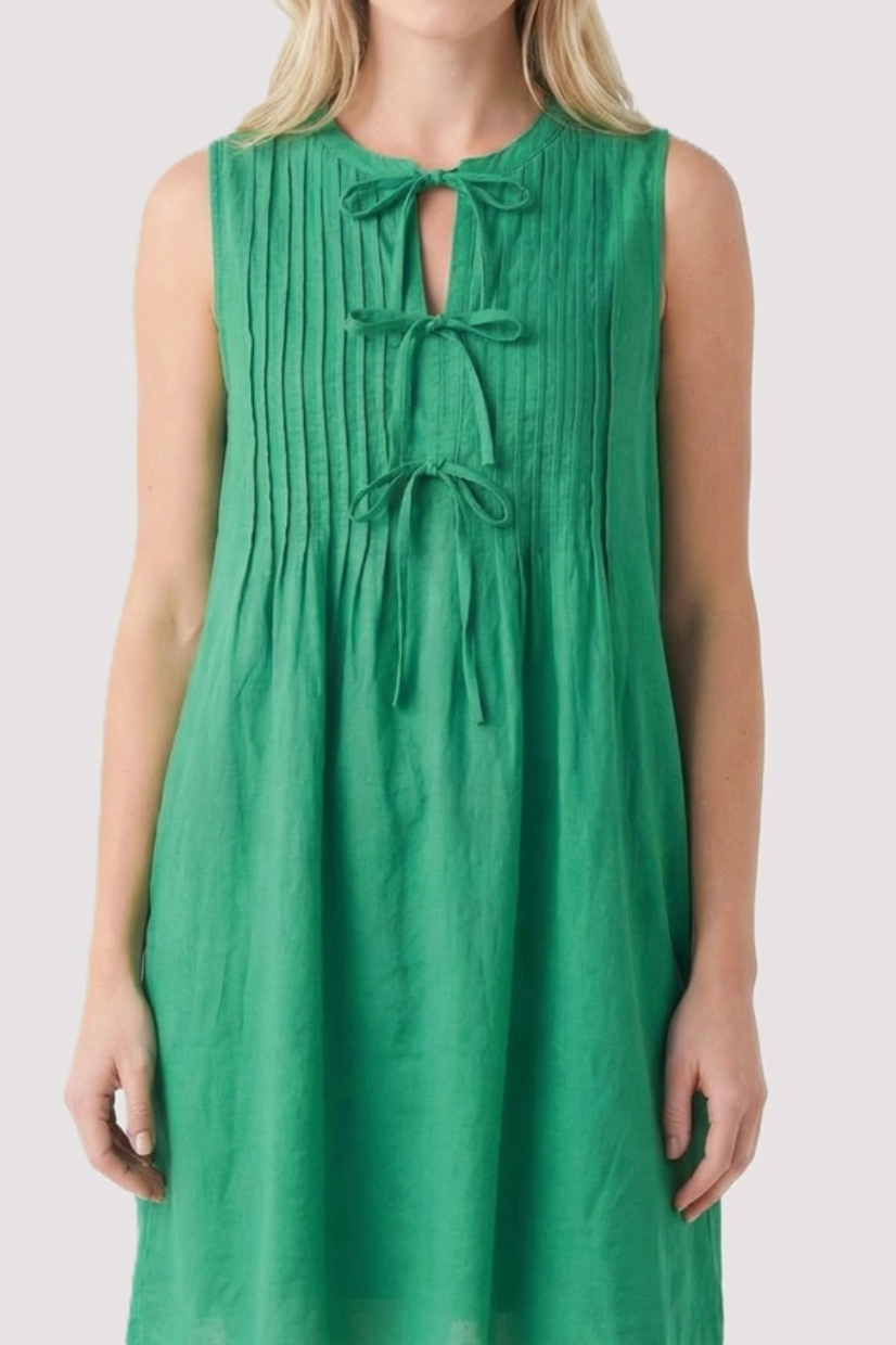 Pintucked Chest Sleeveless Solid Dress